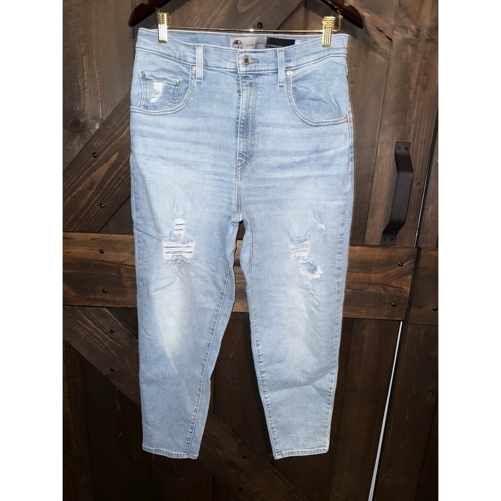 Levi's Silver Tab Mom Jeans Women's Size 31 X 27 Lite Wash‎ Denim Distressed